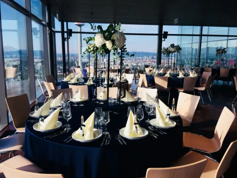 wolke21-im-saturn-tower-hochzeitslocation-aus-wien-arbeitsbeispiele-auf-hochzeitclick-1671462868240